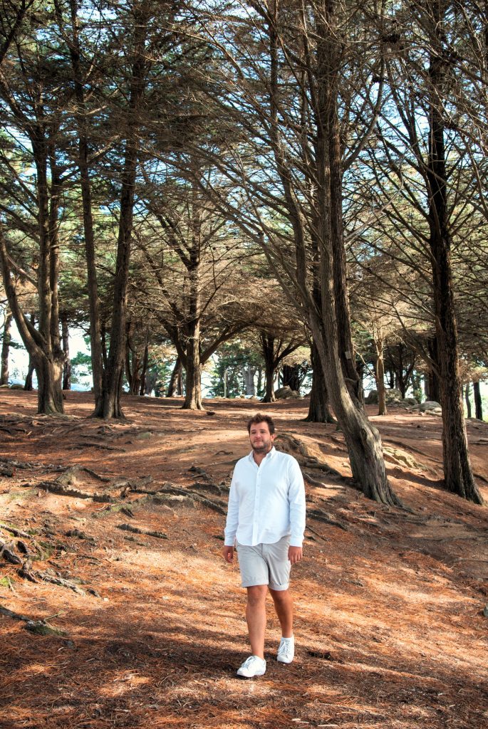 Louis Fréchon, hypnologue à Vannes, marchant dans un bois de pins Louis Fréchon, hypnologue à Vannes, marchant dans un bois de pins