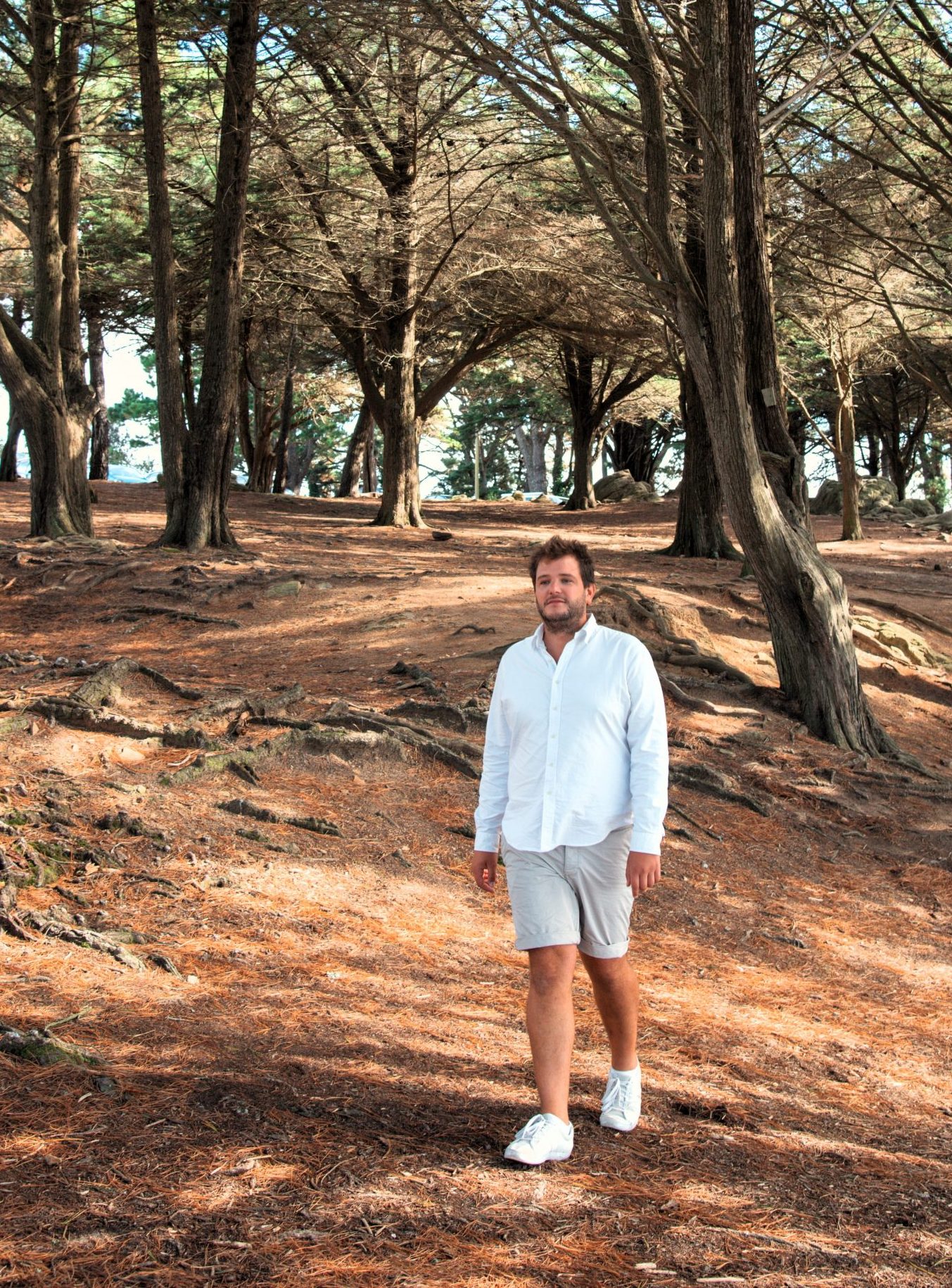 Louis Fréchon, hypnologue à Vannes, marchant dans un bois de pins.